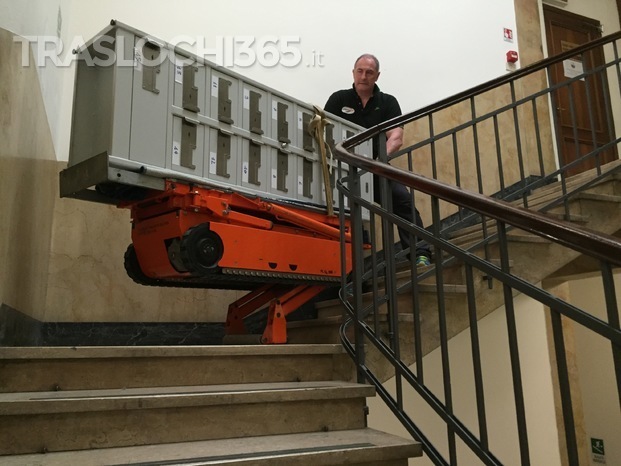 Trasporto su scale di un armadio di sicurezza per armi della G.di F.